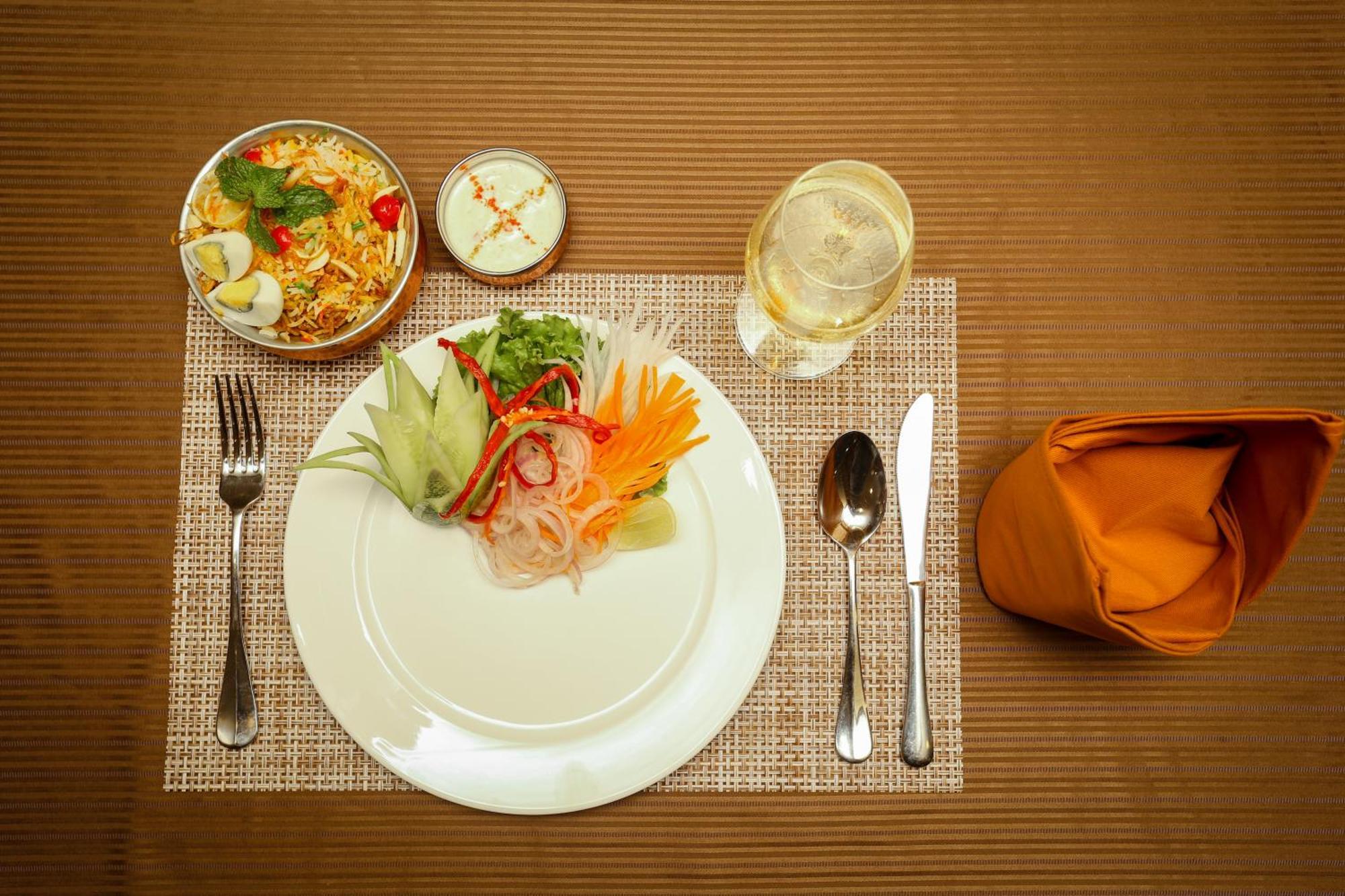 ยาตรี สวีท แอนด์ สปา Hotel กาฐมาณฑุ ภายนอก รูปภาพ