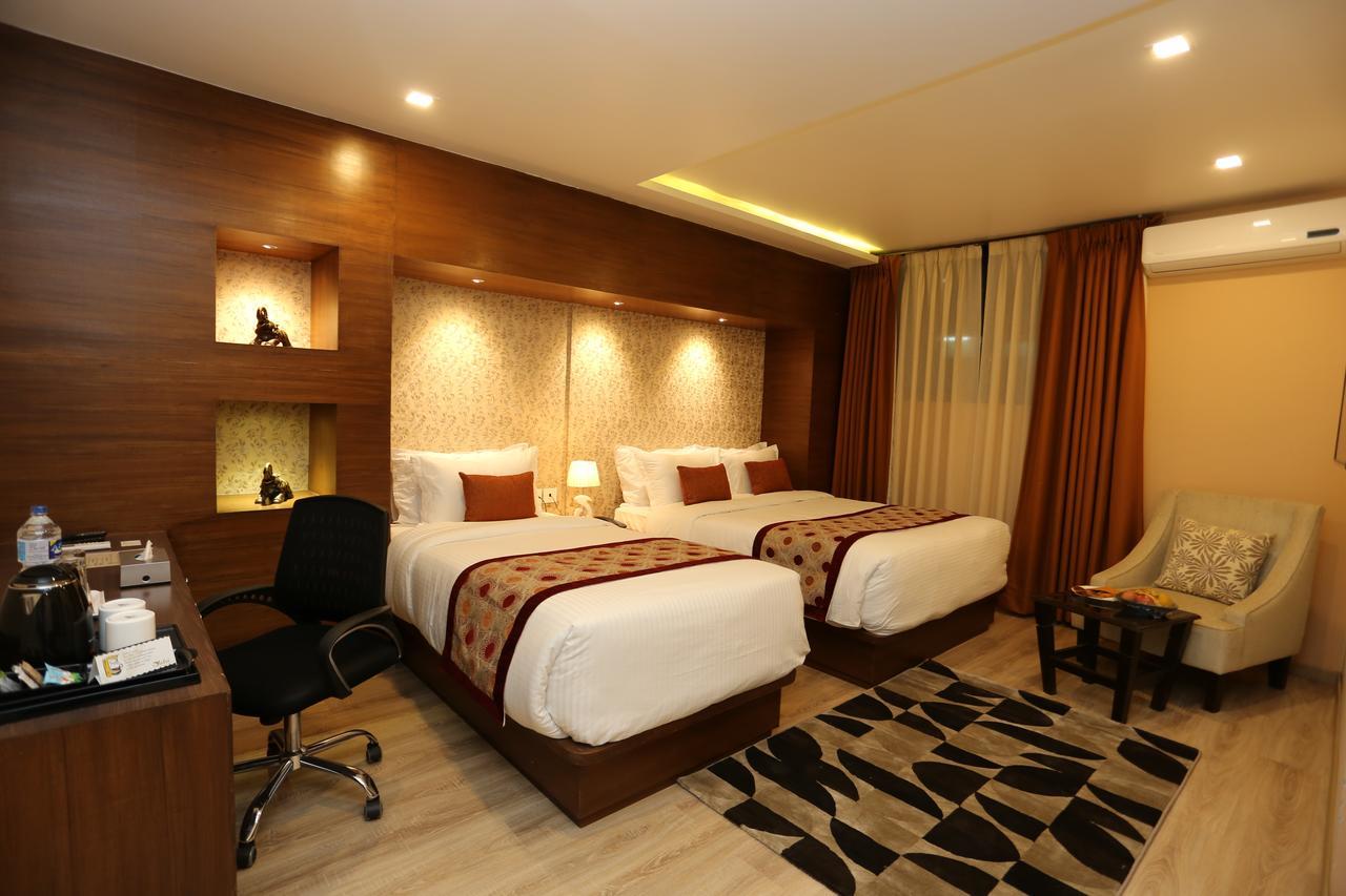 ยาตรี สวีท แอนด์ สปา Hotel กาฐมาณฑุ ภายนอก รูปภาพ
