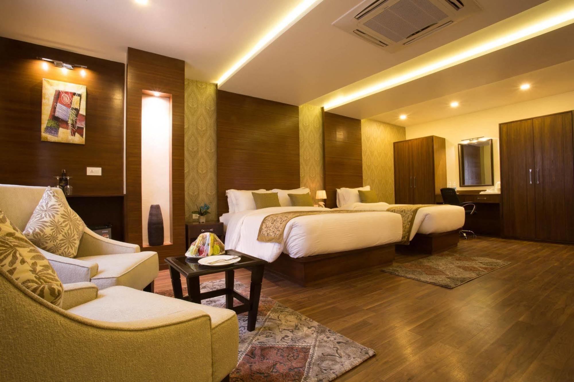 ยาตรี สวีท แอนด์ สปา Hotel กาฐมาณฑุ ภายนอก รูปภาพ