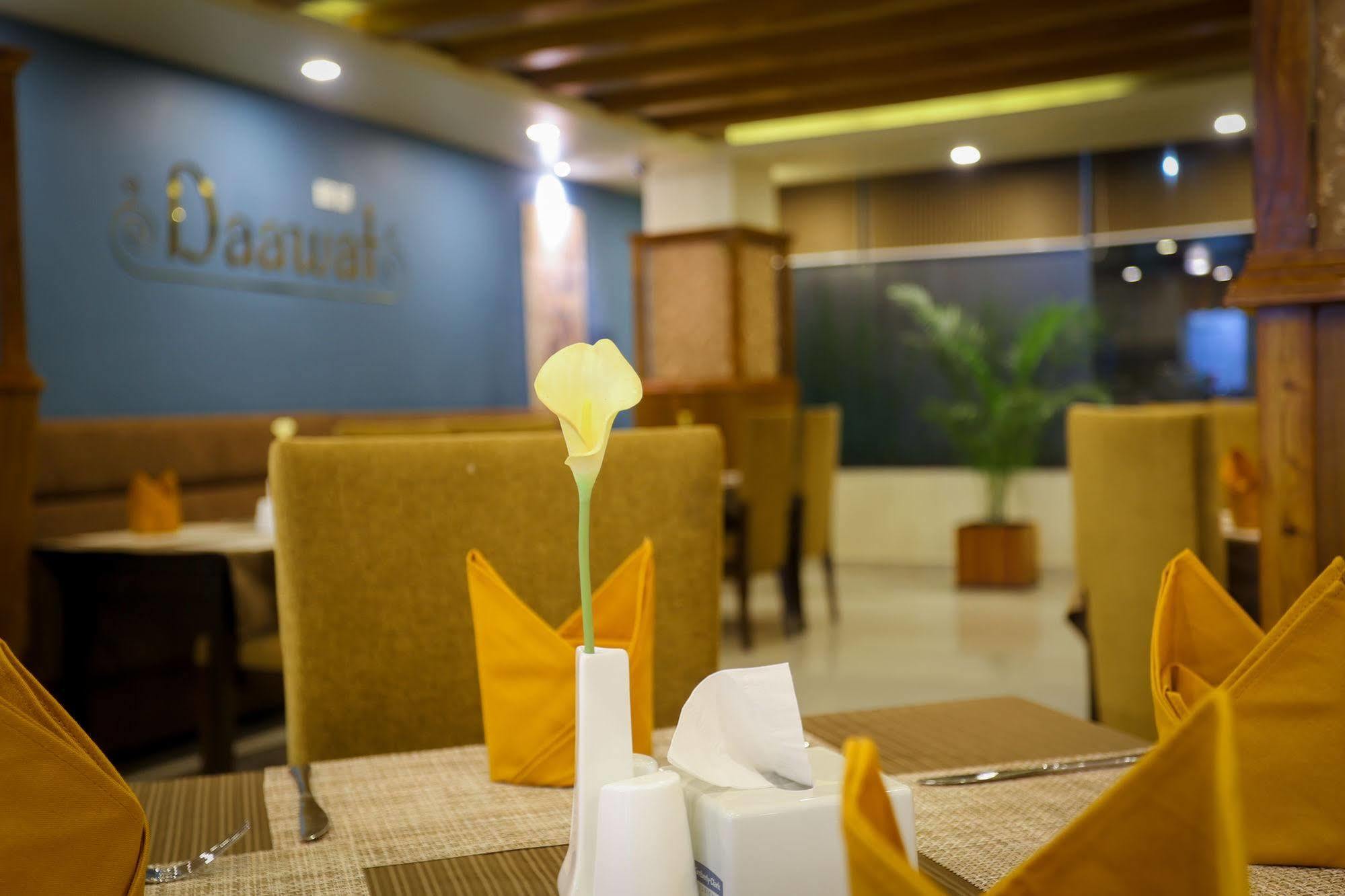 ยาตรี สวีท แอนด์ สปา Hotel กาฐมาณฑุ ภายนอก รูปภาพ